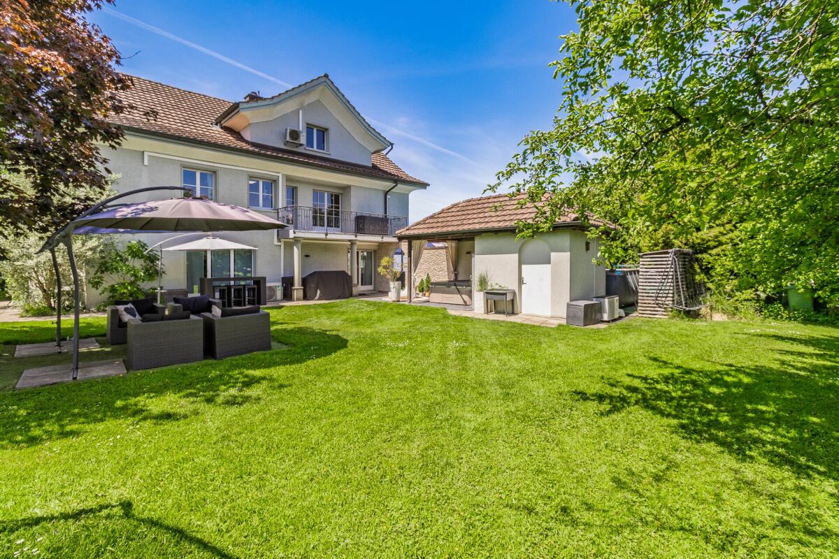 7.5-Zimmer-Landhausvilla mit Seesicht auf grossem Grundstück