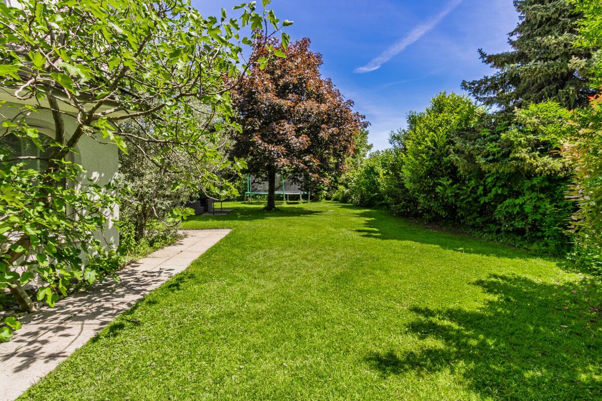 7.5-Zimmer-Landhausvilla mit Seesicht auf grossem Grundstück