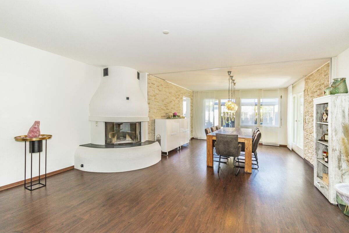 7.5-Zimmer-Landhausvilla mit Seesicht auf grossem Grundstück