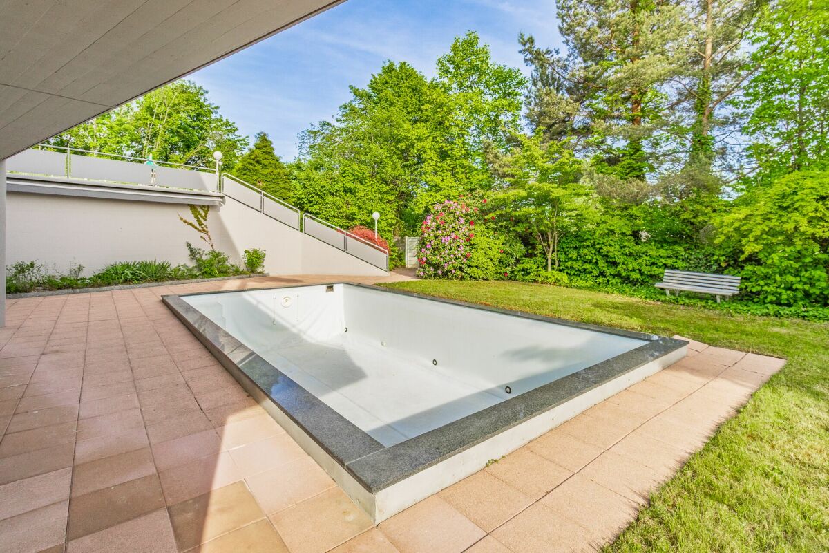 Luxuriöse Villa mit weitläufigem Grundstück, Pool und Privatsphäre