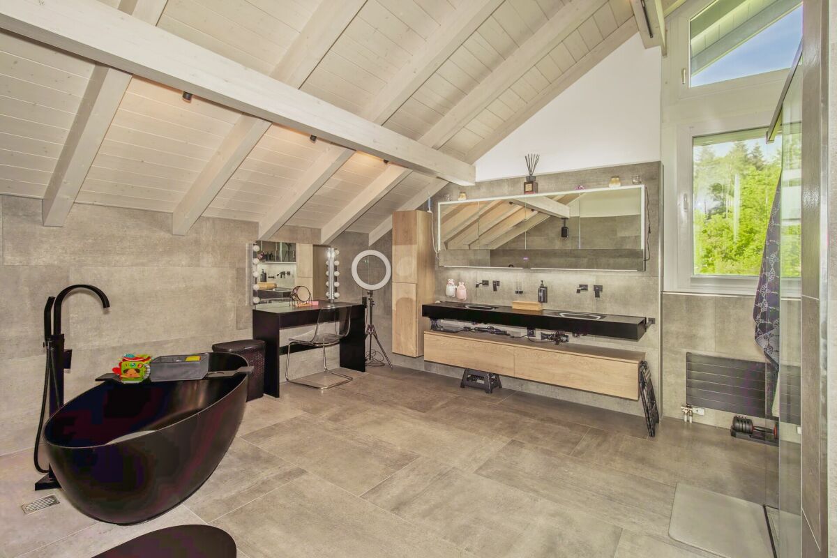 Luxuriöse Villa mit weitläufigem Grundstück, Pool und Privatsphäre