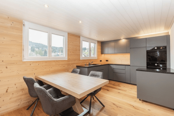5.5-Zimmer-Maisonettewohnung mit sonnigem Balkon und moderner Ausstattung 2