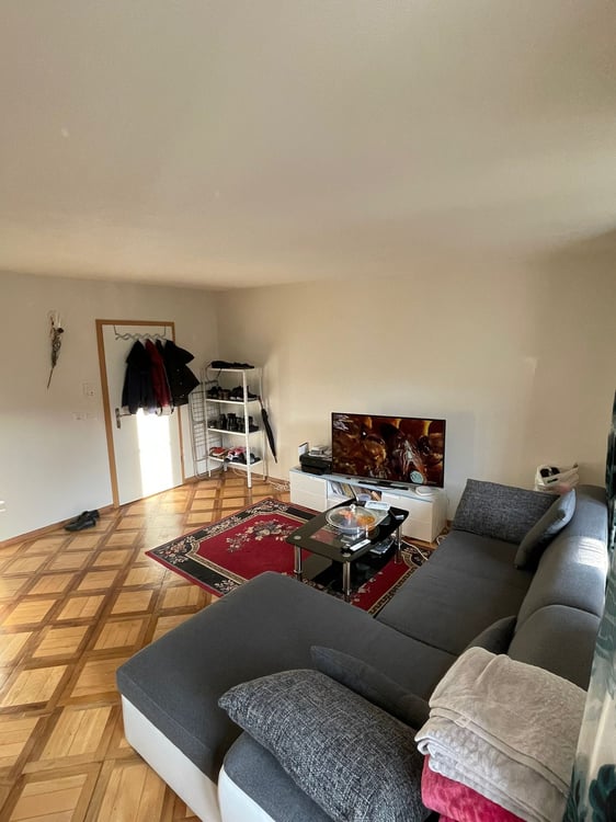 Charmante 2-Zimmer-Altbauwohnung an zentraler Lage in Glarus 2