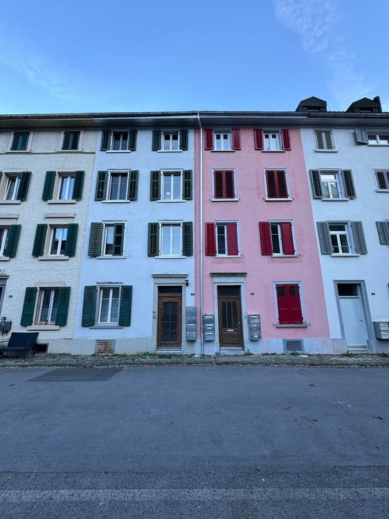 Charmante Dachwohnung auf zwei Etagen – zentral in Glarus