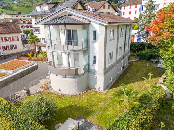Charismatisches Mehrfamilienhaus mit zwei Wohneinheiten und einer Gewerbefläche 8