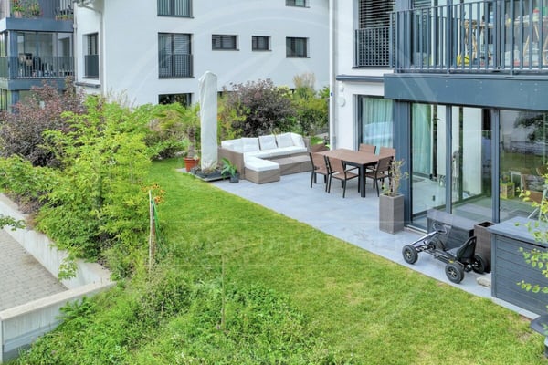 RESERVIERT - Exklusive 5½-Zimmer-Gartenwohnung mit Wintergarten - Wohnen im Grünen nahe Zürich & Zug 2