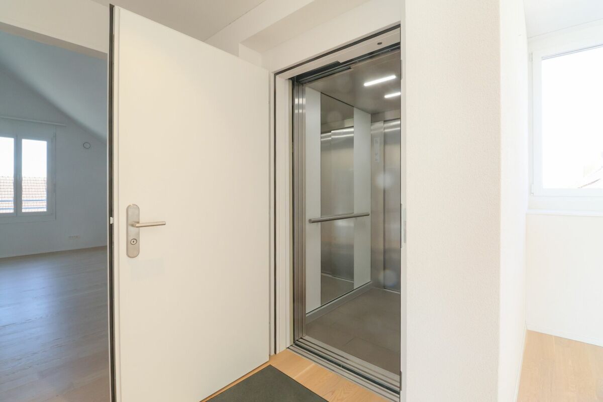Wohnen mit Komfort: Dachwohnung mit direktem Liftzugang