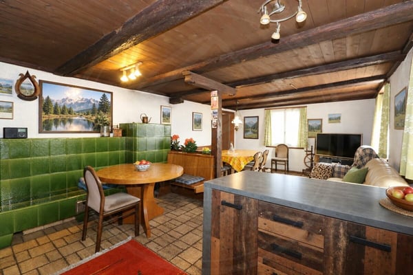 Zweifamilienhaus mit Stall und Landwirtschaftsland in Wettingen 2