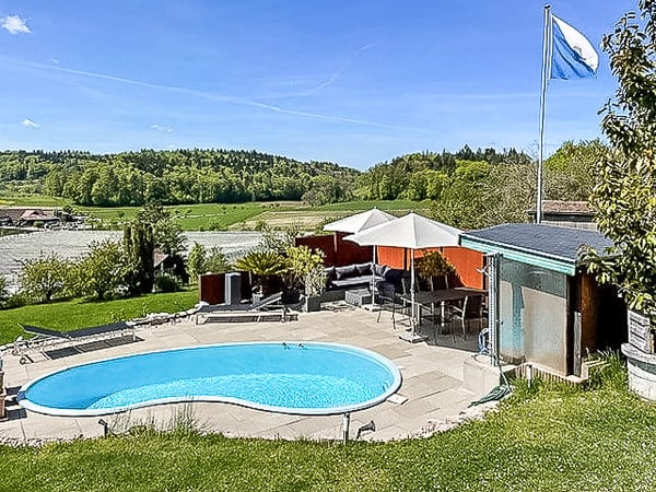 Traumhaftes EFH mit Pool und privatem Waldstück an herrlicher Aussichtslage 2