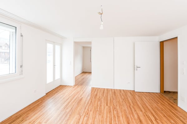 Erstbezug nach Sanierung: angebautes Einfamilienhaus mit 6.5 Zimmern und grosser Garage 4