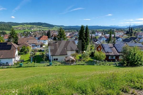 Nähe A1 und Lenzburg, 4 REFH, Hanglage mit Weitsicht, Penthouse-Attikazimmer, Terrasse und Garten 12