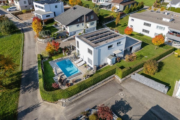 Exklusives Einfamilienhaus mit grossem Grundstück und Schwimmbad 2