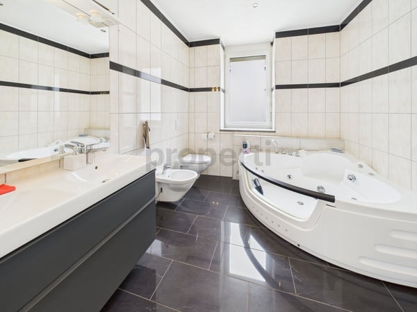 Elegante casa plurifamiliare di 2.5 Locali con tre appartamenti e Giardino a Biasca 9