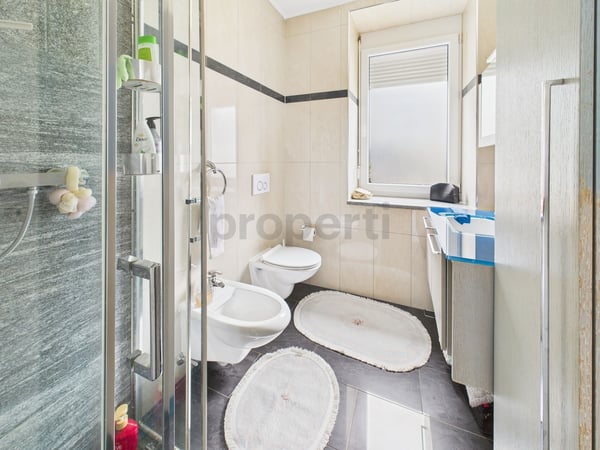 Elegante casa plurifamiliare di 2.5 Locali con tre appartamenti e Giardino a Biasca 8