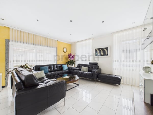 Elegante casa plurifamiliare di 2.5 Locali con tre appartamenti e Giardino a Biasca 1