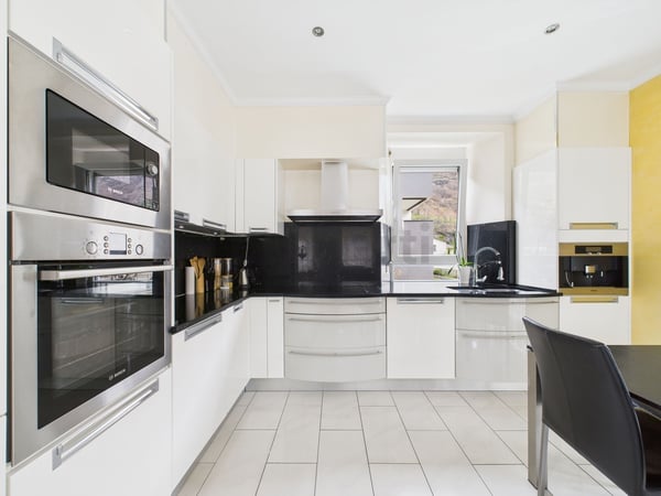 Elegante casa plurifamiliare di 2.5 Locali con tre appartamenti e Giardino a Biasca 2