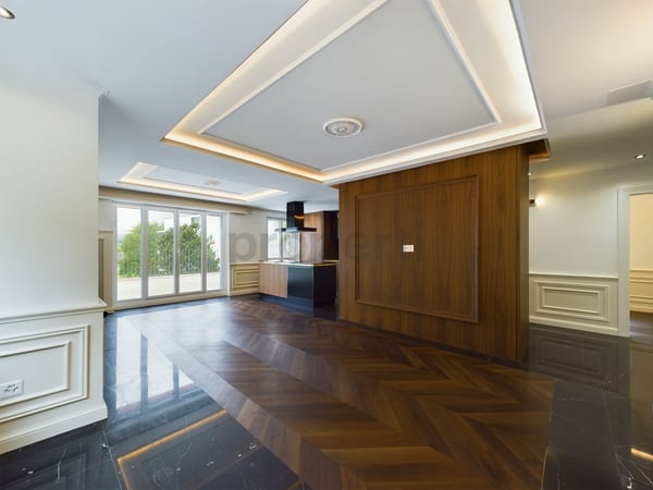 Moderne 1.5 Zimmer-Wohnung mit grosszügiger Terrasse und Garten in Küsnacht 2