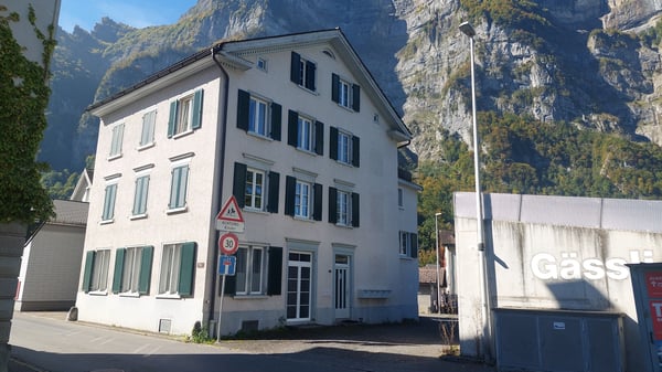 Attraktives und vollvermietetes Mehrfamilienhaus in Netstal, Kanton Glarus 2