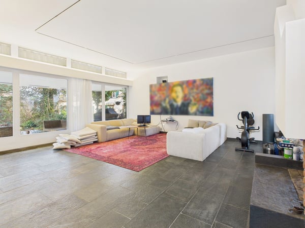 Grosszügiges Einfamilienhaus mit einzigartiger Architektur in ruhiger Top-Lage mit grossem Garten 4