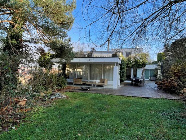 Grosszügiges Einfamilienhaus mit einzigartiger Architektur in ruhiger Top-Lage mit grossem Garten 2