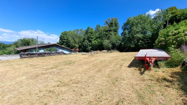 Le chant des oiseaux comme réveil, le calme comme quotidien  Terrain à bâtir dans un écrin de verdure 6
