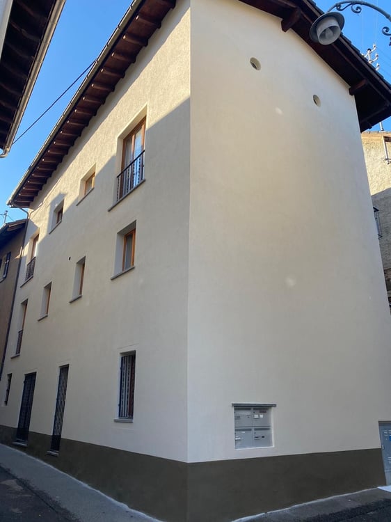 Gebäude mit 4 Wohneinheiten im Zentrum von Losone/ Vendesi palazzina di 4 unità immobiliari nel nucleo di Losone. 1