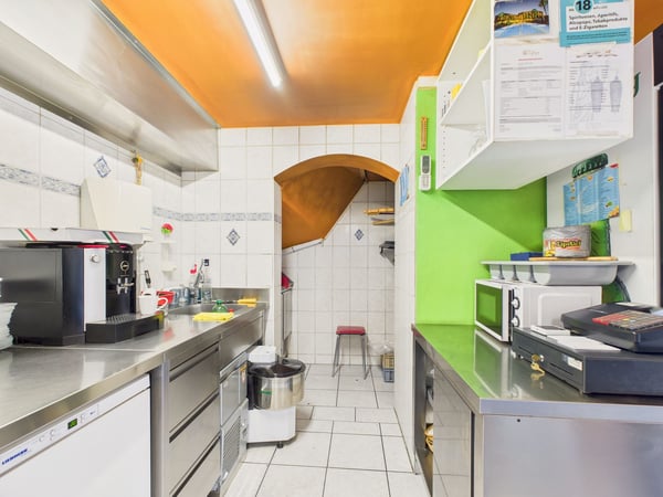 Zweifamilienhaus mit 1.5-Zimmer-Wohnung und Gewerbefläche (Kebab-Laden) im Erdgeschoss 8