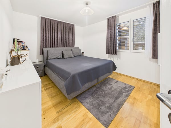 Moderne 1.5-Zimmer-Doppelhaushälfte in Uznach 7