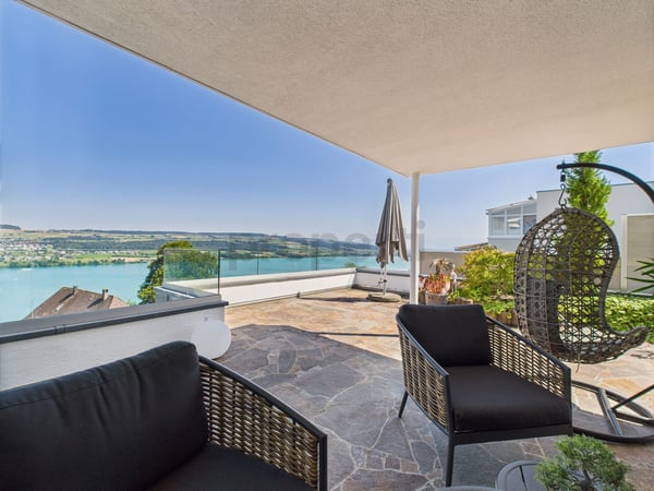 Wohnen, wo andere Ferien machen. Traumhafte 1.5 Zimmer Attika Wohnung in Birrwil zu verkaufen mit traumhafter Sicht auf den See und in die Berge! 2