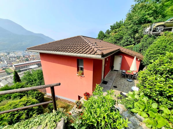Esclusiva casa monofamiliare di 1.5 locali a Bellinzona, TI con vista mozzafiato 2