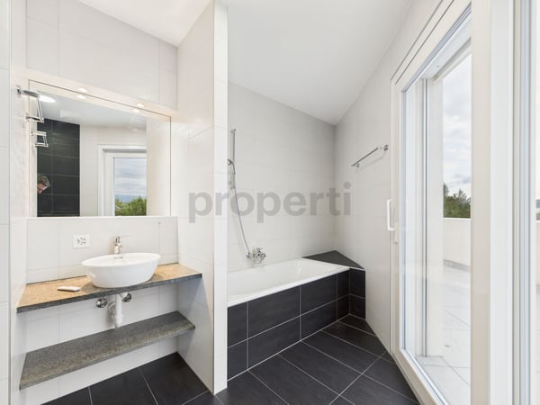 Attique d'exception, 1.5p, 19m², dernier étage   avec terrasse de 95m² + vue dégagée et grand garage box 8