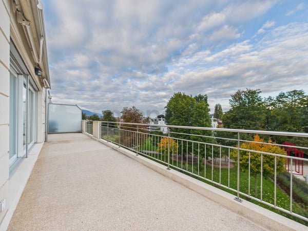 Attique d'exception, 1.5p, 19m², dernier étage   avec terrasse de 95m² + vue dégagée et grand garage box 11