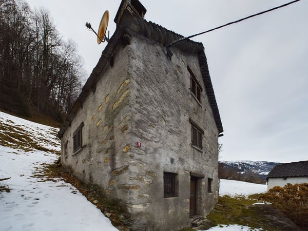 Terreno edificabile con Rustico nella splendida Valle di Blenio 4
