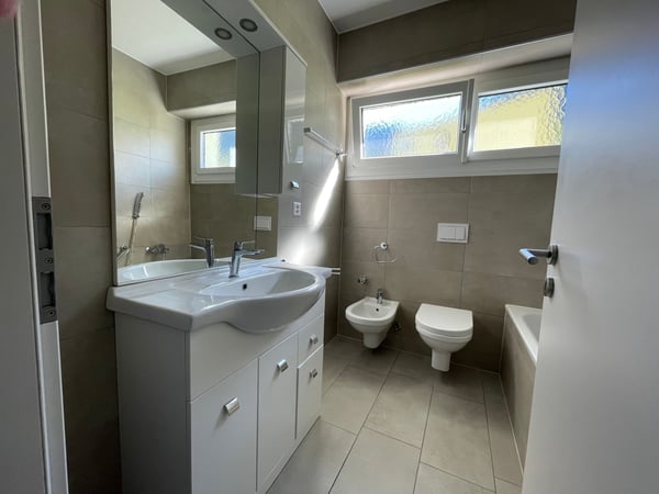 Affascinante Casa Bifamiliare con Giardino a Biasca 8