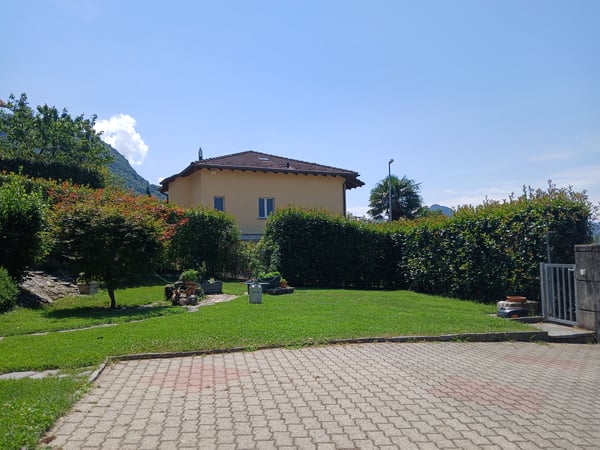 Incantevole e ampia casa bifamiliare indipendente con giardino a Lugano  ideale anche per attività professionali 2