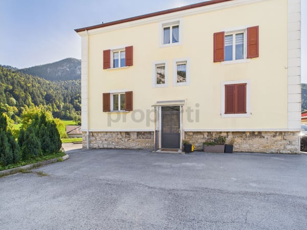 Immeuble de rendement avec 2 appartements, atelier et grand terrain à Noiraigue 5