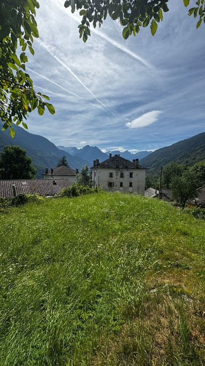 Terreno edificabile Val di Blenio, con un 'ottima esposizione solare,vista montagne. 1