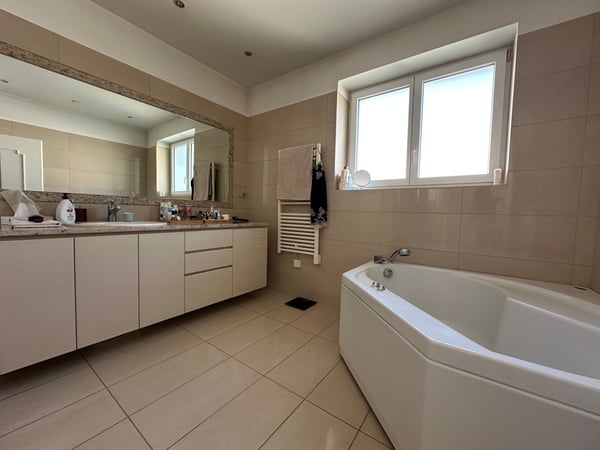 Villa Soleggiata con Vista Mozzafiato 10