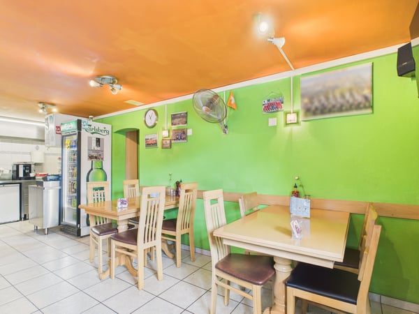 Zweifamilienhaus mit 1.5-Zimmer-Wohnung und Gewerbefläche (Kebab-Laden) im Erdgeschoss 1