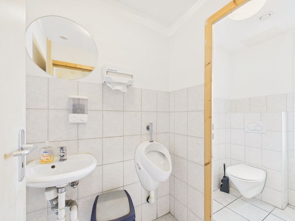 Zweifamilienhaus mit 1.5-Zimmer-Wohnung und Gewerbefläche (Kebab-Laden) im Erdgeschoss 12