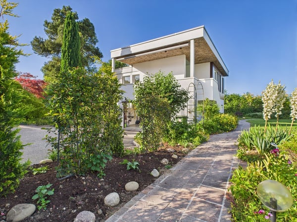 Einfamilienhaus mit Pool, Poolhaus & viel Umschwung 2