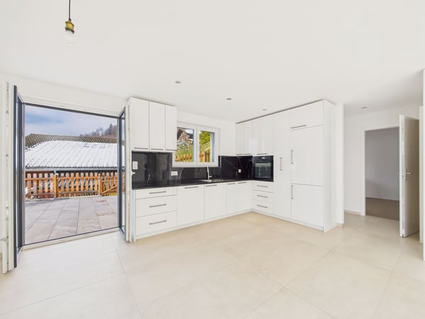 Appartement de 1.5 pièces spacieux et lumineux avec une grande terrasse et une vue imprenable sur les montagnes à Miex, VS. 2