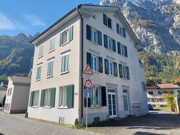 Attraktives und vollvermietetes Mehrfamilienhaus in Netstal, Kanton Glarus 1