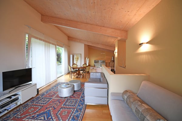 Renoviertes Haus in Contone bestehend aus Penthouse und zwei WohnungenCasa ristrutturata a Contone composta da attico e due appartamenti 1