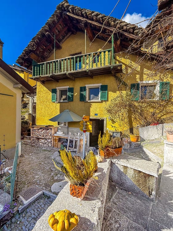 Charmantes Reihenhaus in Santa Maria Calanca mit Panoramablick 1