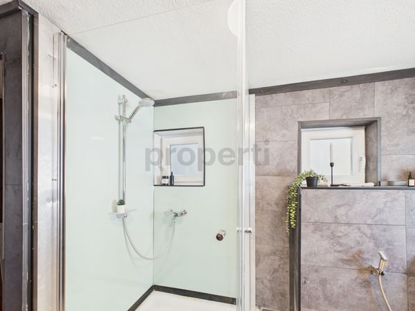 Charmante 1.5-Zimmer-Wohnung in historischem Gebäude in Steg VS 12