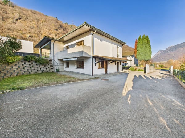 Esclusiva Villa bifamiliare con ampio giardino e piscina privata a Bellinzona, TI 2