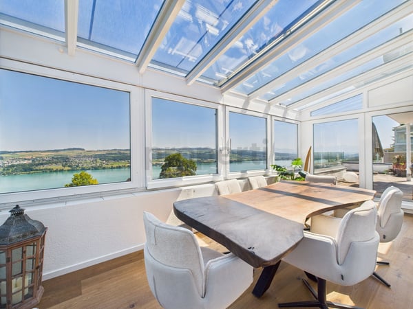 Wohnen, wo andere Ferien machen. Traumhafte 1.5 Zimmer Attika Wohnung in Birrwil zu verkaufen mit traumhafter Sicht auf den See und in die Berge! 1