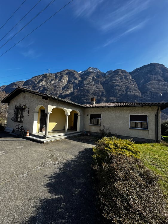 Casa in Vendita nel Comune di Iragna con circa 1170 mq di giardino 2