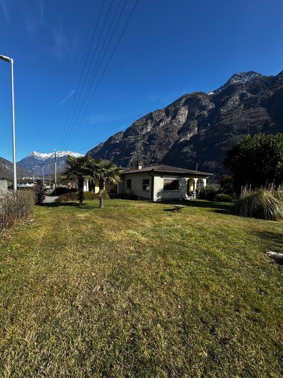 Casa in Vendita nel Comune di Iragna con circa 1170 mq di giardino 5